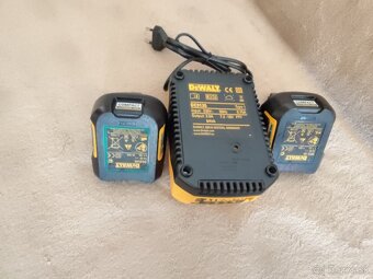 Predám nabíjačkou Dewalt+2baterky - 3