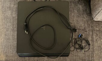 Playstation 4 + 4 ovládače + nabíjacie stanice + 4 hry - 3