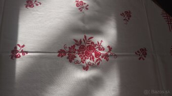 Vyšívaný obrus - 3