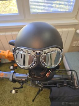 Otvorená motoprilba a okuliarmi. - 3