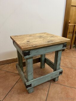 Rustikálny drevený stolík - 3