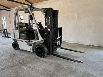 Plynový vysokozdvižný vozík NISSAN 2,5 T. 3500 mth - 3