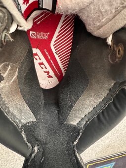 BRUSLE CCM AS-V TACKS   vel. 42/7,5 wide - 3