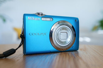 Modrý Nikon Coolpix S3000 – Ultratenký Y2K kompakt - 3