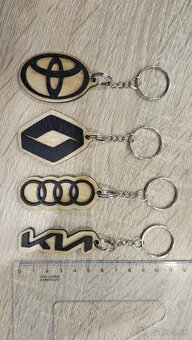 Drevené kľúčenky so značkami aut - 3