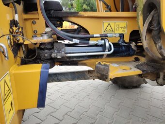 Čelní nakládač CAT 908 MTH - 3