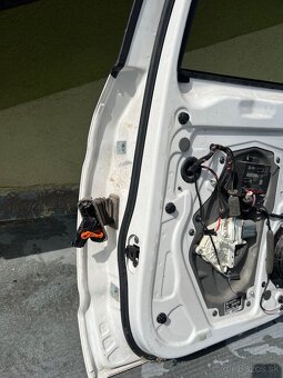 Superb 2 zadné dvere - 3