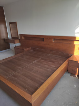 Manželská posteľ 160x200cm so stolíkmi + stolik so zrkadlom - 3