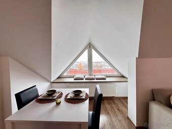 NA PRENÁJOM ELEGANTNÝ PODKROVNÝ 3-IZBOVÝ BYT V CENTRE MESTA - 3