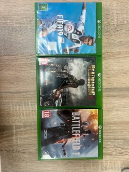 Xbox One S s dvoma ovládačmi a hrami - 3