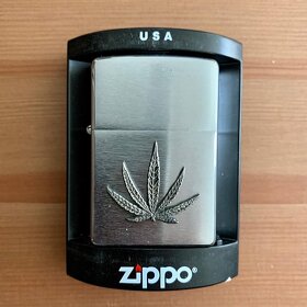 Predám ZIPPO zapaľovač Cannabis Leaf - 3