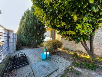 Moderný bungalov v tichej lokalite s krásnym pozemkom - 3