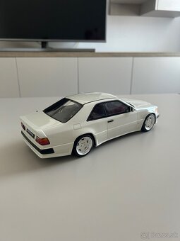 Mercedes Benz 300 CE AMG 1:18 - 3