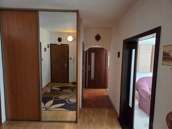 Priestranný zrekonštruovaný päťizbový byt v Banskej Bystrici - 3