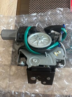 Motorček elektrického kufra mazda cx30 - 3