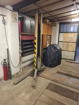Dvojstlpovy zdvihák 2500kg. - 3