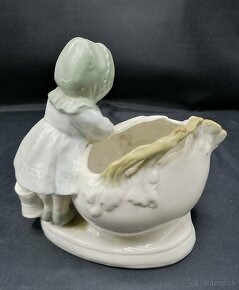 Dievčatko s košíkom na hrozno, porcelán - 3