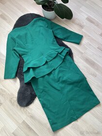Formálne elegantné midi smaragdove šaty s volánom na zips - 3