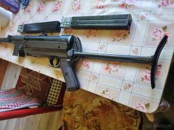 Vzduchovka-samopal MP40. - 3