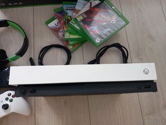 Predám XBOX ONE X 1TB - 3