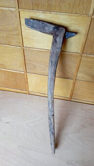 Starožitný naklepávač na kosu - 3