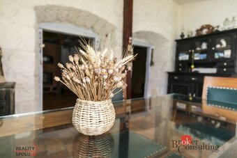 Exkluzívne na predaj: Jedinečný rodinný dom s dušou v obci L - 3