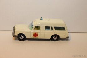 Matchbox SF Mercedes Benz Binz ambulance - 3