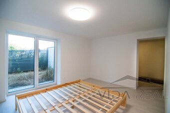 Na prenájom 4-izbový byt s predzáhradkou v modernom rodinnom - 3
