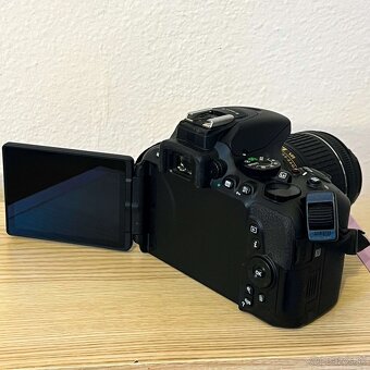 Nikon D5600, objektiv 18 - 55mm, příslušenství - 3