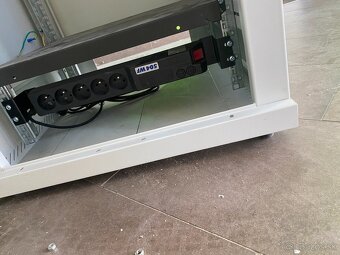 Rozvádzač/server skriňa - 3