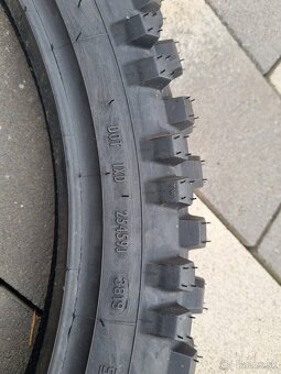Predám pneu Pirelli 90/90 21 - 3