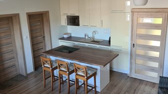 3-izbový byt s parkovacím miestom a predzáhradkou Bratislava - 3
