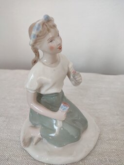 Royal dux dievča s lienkou porcelánová soška
- 3