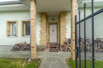 Rodinný dom s podkrovím, 2-garážou, parking, vírivka v srdci - 3