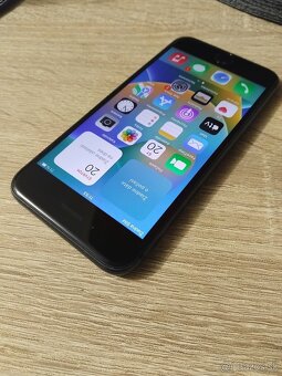 iPhone 8 / 64GB / Dobrý stav - 3