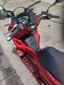 PREDAM  KRASNU HONDU PCX 125 + VYBAVA - 3
