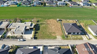 CREDA | predaj stavebný pozemok so stavebým povolením a IS, - 3