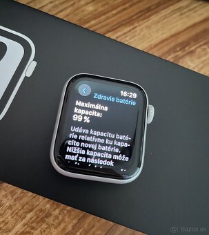 Apple Watch Nike SE 40mm Silver Aluminum Case - 3