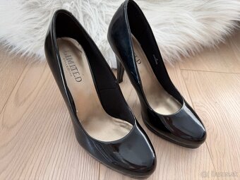 Čierne lesklé lodičky na vysokom opätku - 3