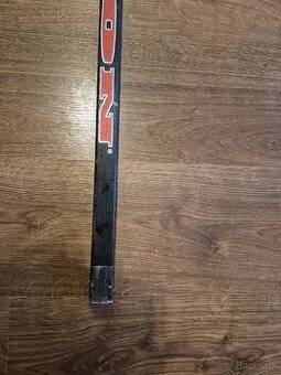 Drevená hokejka 147cm R plus puk - 3