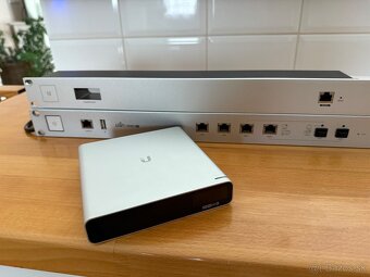 Ubiquiti USG Pro 4, Cloud Key+, Rack Mount kit - 3