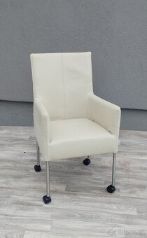 Set bielych kresiel na kolieskách – ( 4 ks ). - 3