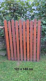 Drevený plot s bránou - 3