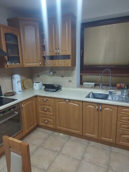 Kuchynská linka + elektrospotrebiče + stoly a stoličky - 3