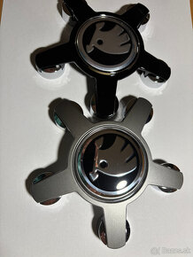 Stredové krytky (pukličky) Skoda - hviezdicové čierné/sivé - 3