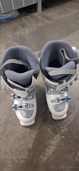 Lyže, lyžiarky a palice - 3