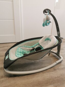INGENUITY Hojdačka vibrujúca s melódiou Henley 0m+ do 11kg - 3