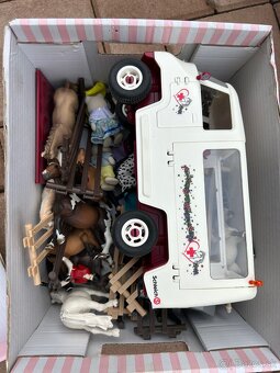Schleich stajňa a hračky k nej - 3