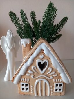 Keramická zasnežená béžová chalúpka 16x16x9,5 cm - 3