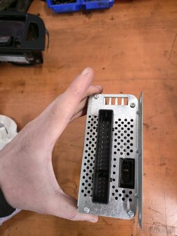 Zosilovač Audi a6 c6 - 3